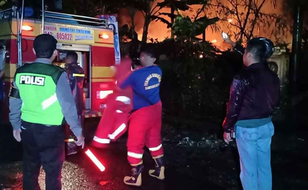 Proses pemadaman rumah terbakar di Blitar