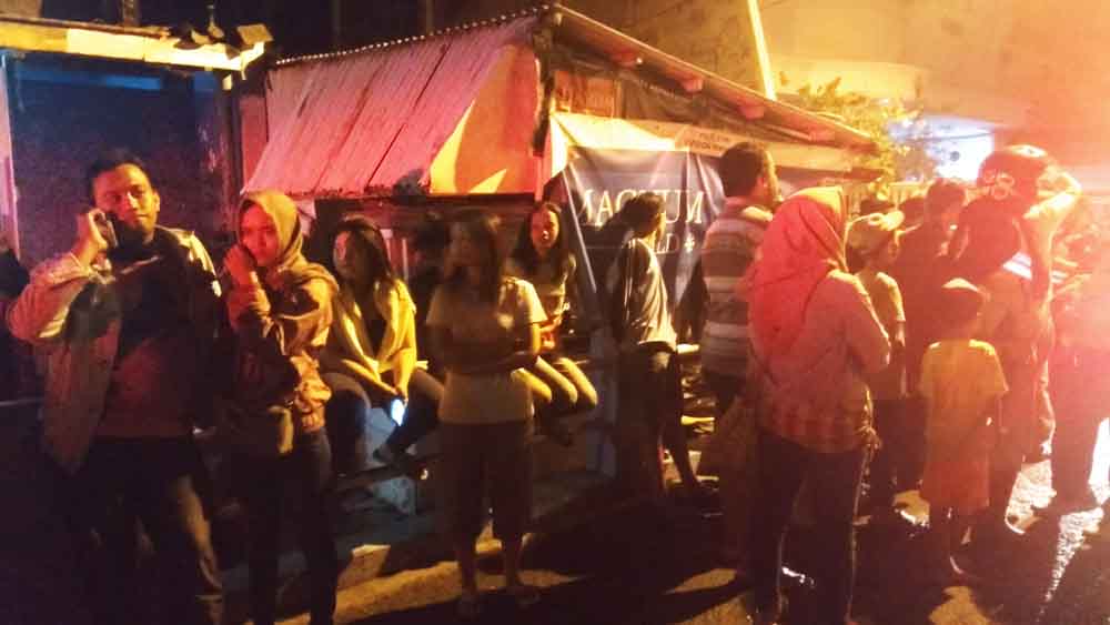 Penghini kos dan masyarakat yang melihat kebarakan di Jalan Wonorejo