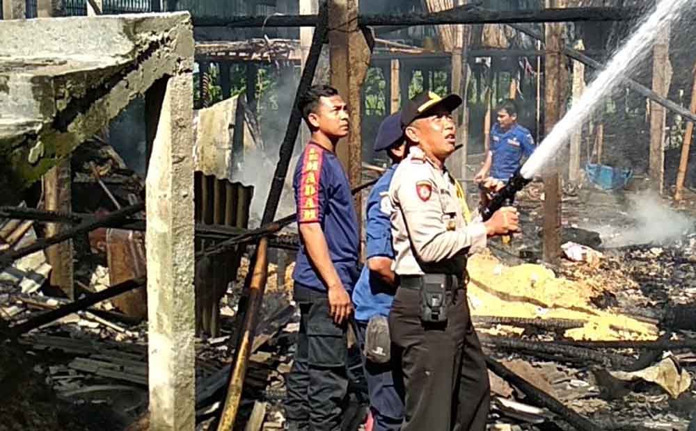 Pemadaman kandag ayam yang terbakar