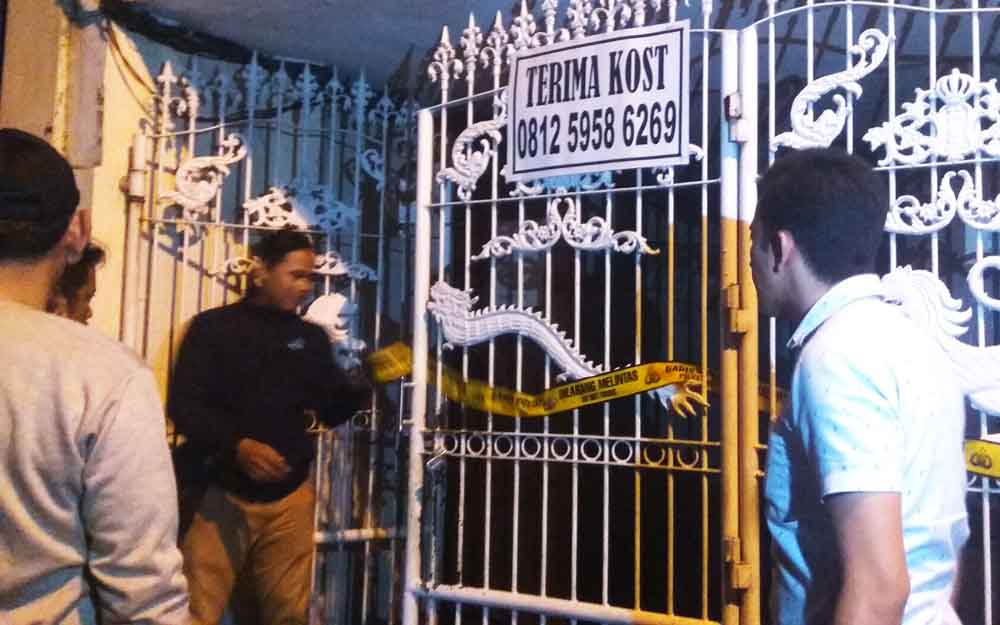 Police lin dipasang di pagar rumah kos yang terbakar