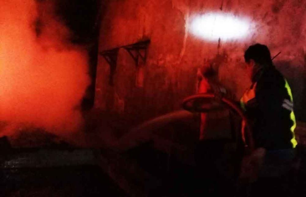 Petugas berupaya memadamkan rumah terbakar di Jombang