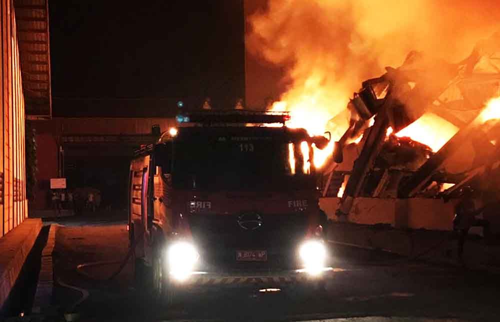 Mobil pemadam kebakaran tengah berupaya memadamkan api