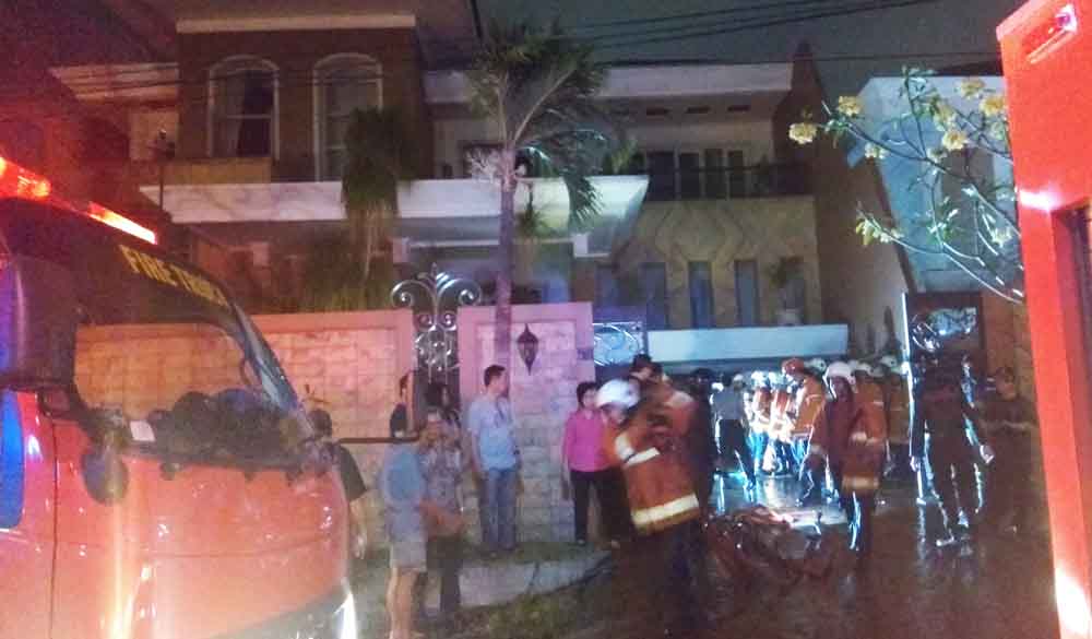 Api yang Membakar Rumah Mewah di Surabaya, Dipadamkan Dalam 10 Menit