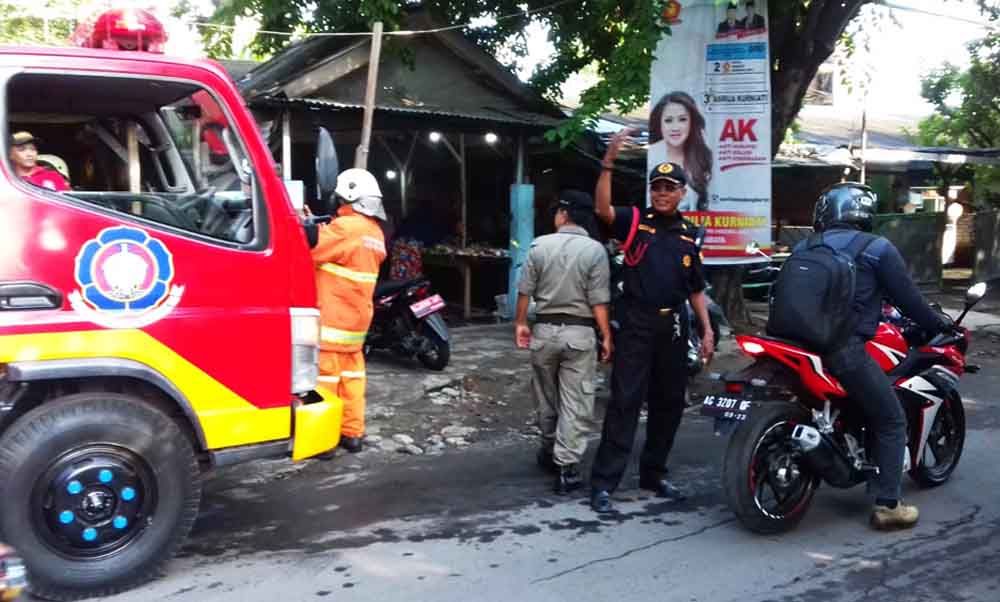 Petugas PMK mendatangi warung soto ayam untuk memastikan api benar-benar padam