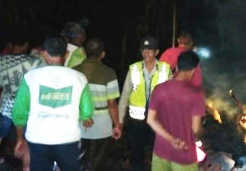 Warga berupaya memadamkan kobaran api di kandang ternak
