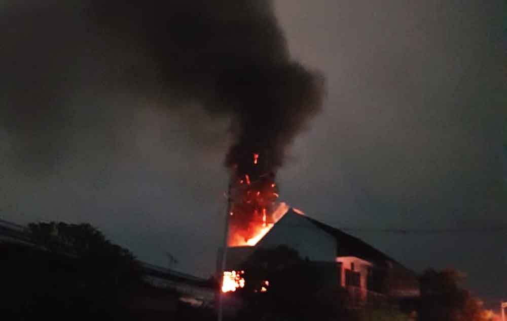 Kebakaran gudang toko bju di Tulungagung
