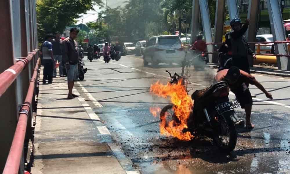 Motor ini Tiba-tiba Terbakar saat Melintas di Jembatan Bangil