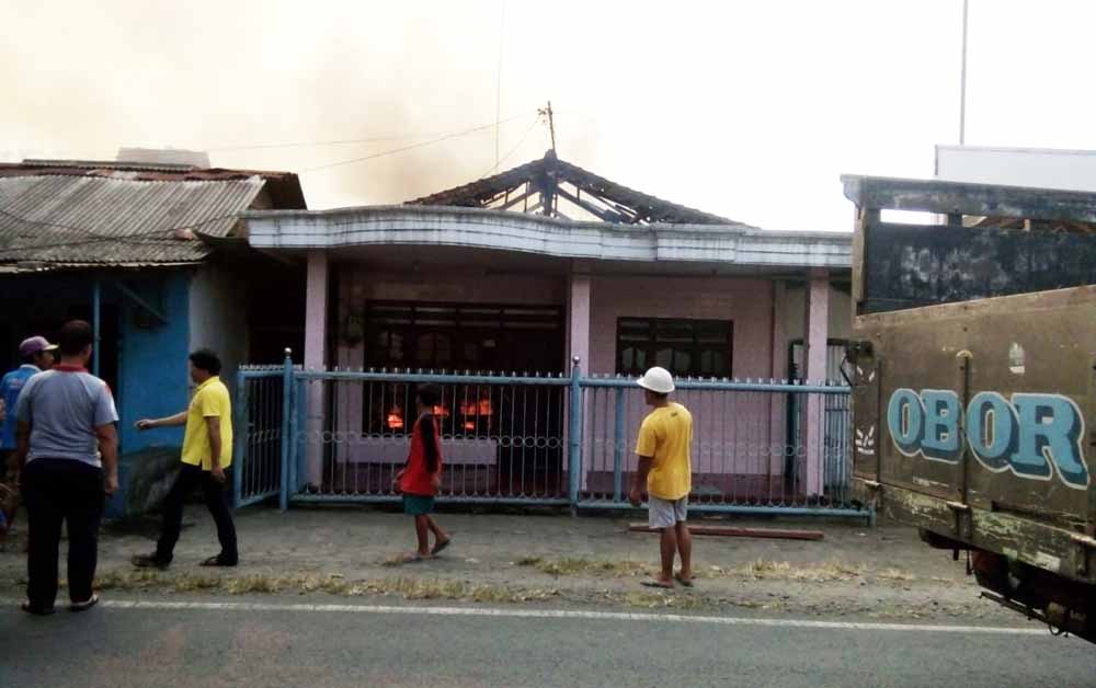 Warga berupaya memadamkan kobaran api