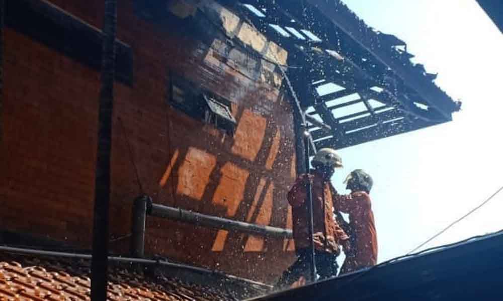 Pemadaman kebakaran di  Terminal Purabaya