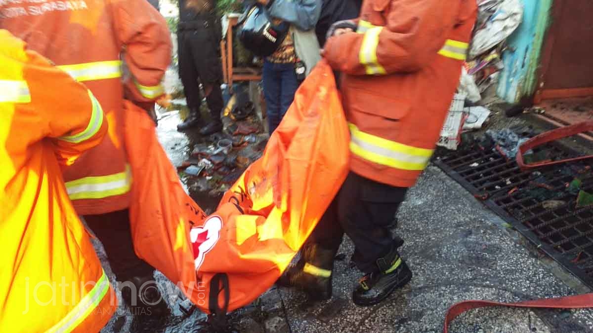 Proses evakuasi jenazah korban kebakaran rumah kos di Kebalen Surabaya