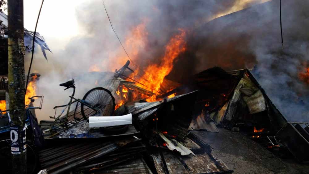 Kebakaran gudang barang bekas di Wiyung, Surabaya.
