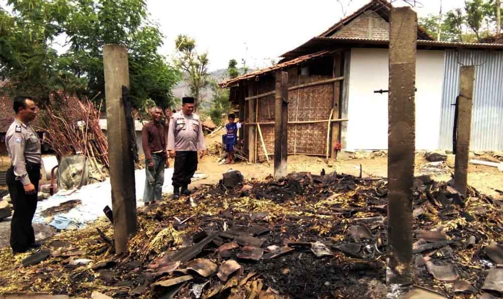 Petugas kepolisian melakukan olah TKP kandang kambing terbakar