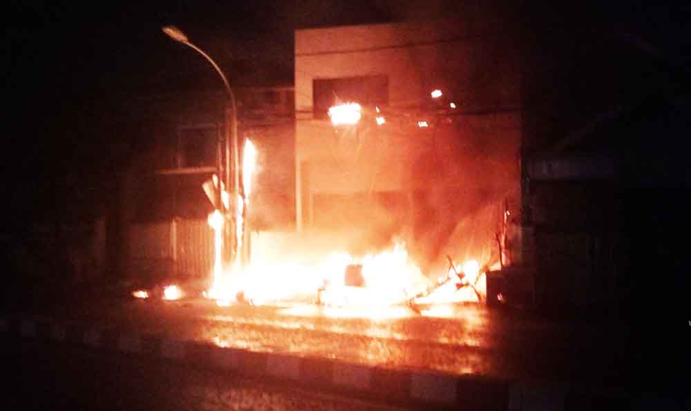 Kebakaran gerobak tambal ban dan kios bensin eceran