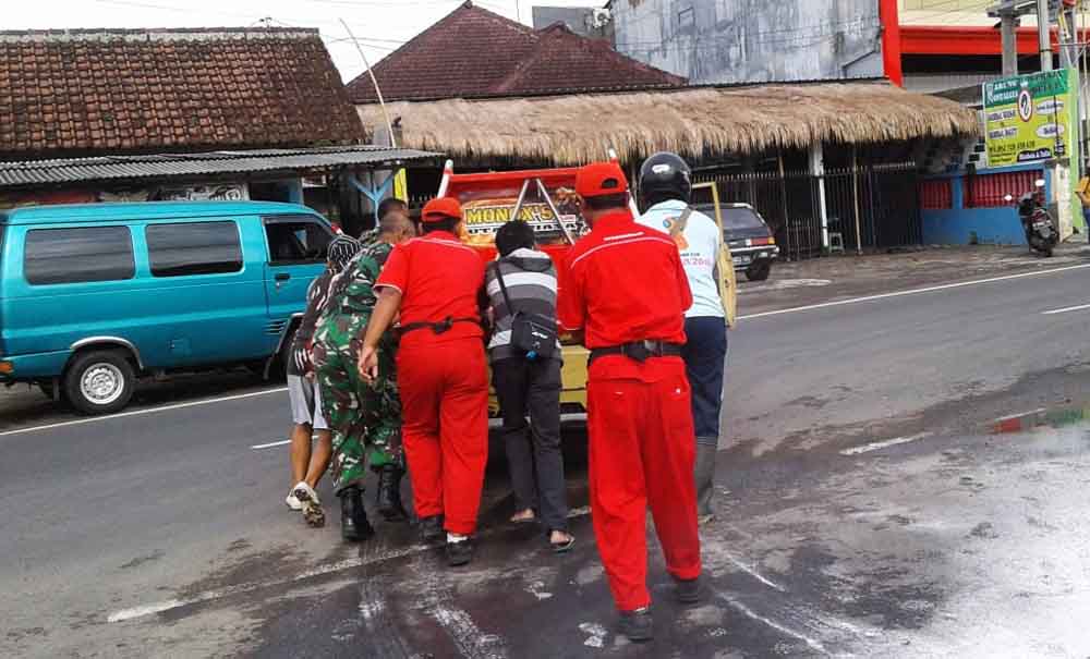 Proses evakuasi pikap yang terbakar