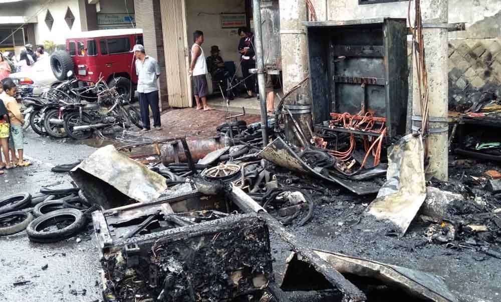 Puing sisa kebakaran kios bensin