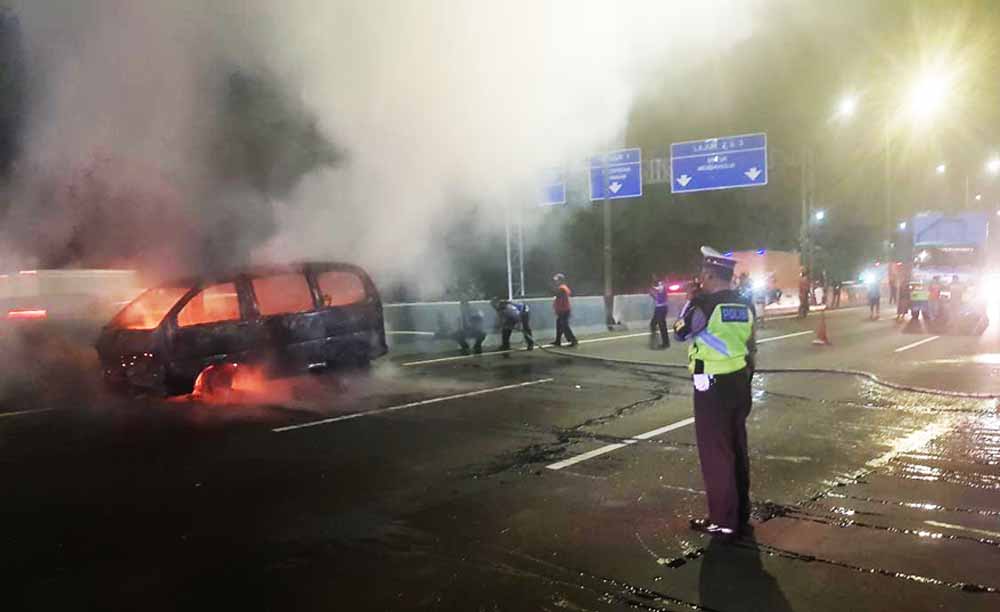 Petugas PJR menghentikan arus lalu lintas 