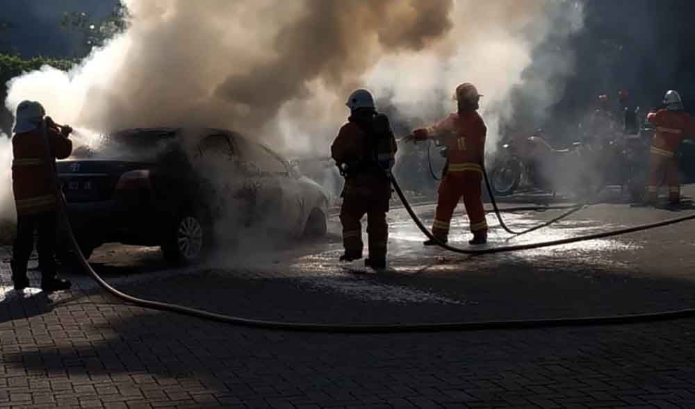 Toyota Vios Terbakar di Surabaya, Unit Motor Pemadam Diterjunkan