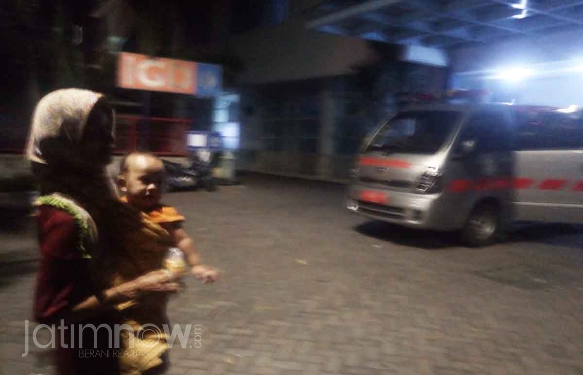 Korban kebakaran rumah kos saat berada di RS PHC Surabaya