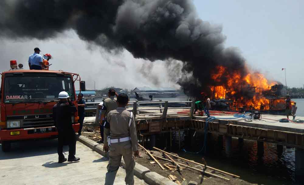 Proses pemadaman kapal terbakar di Probolinggo