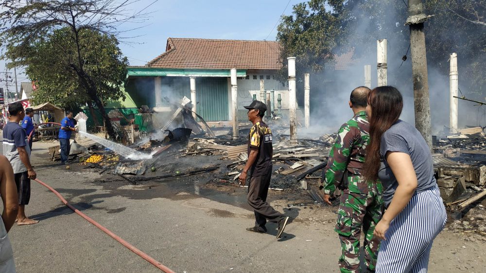 Petugas berupaya memadamkan api pada kebakaran di Pasar Legi, Mojokerto