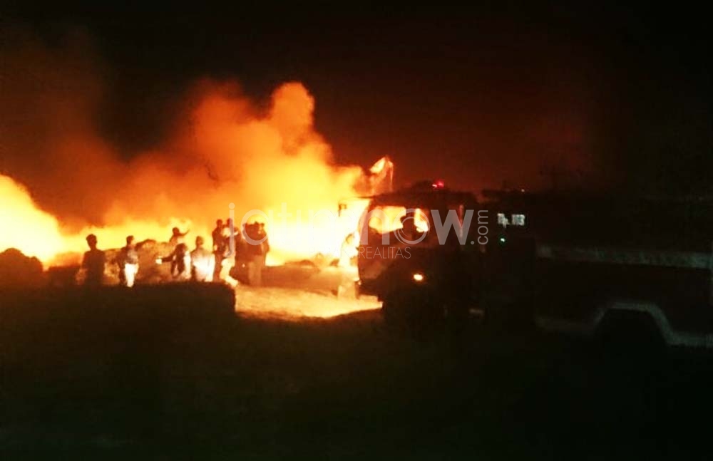 Petugas PMK berupaya memadamkan kobaran api