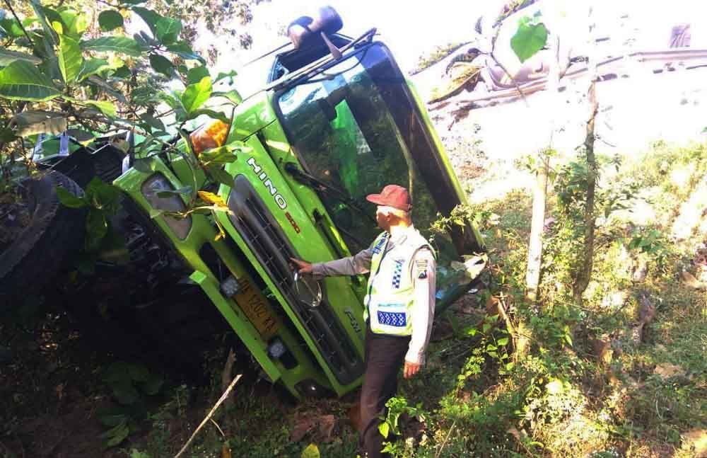 Truk yang terperosok di Ponorogo