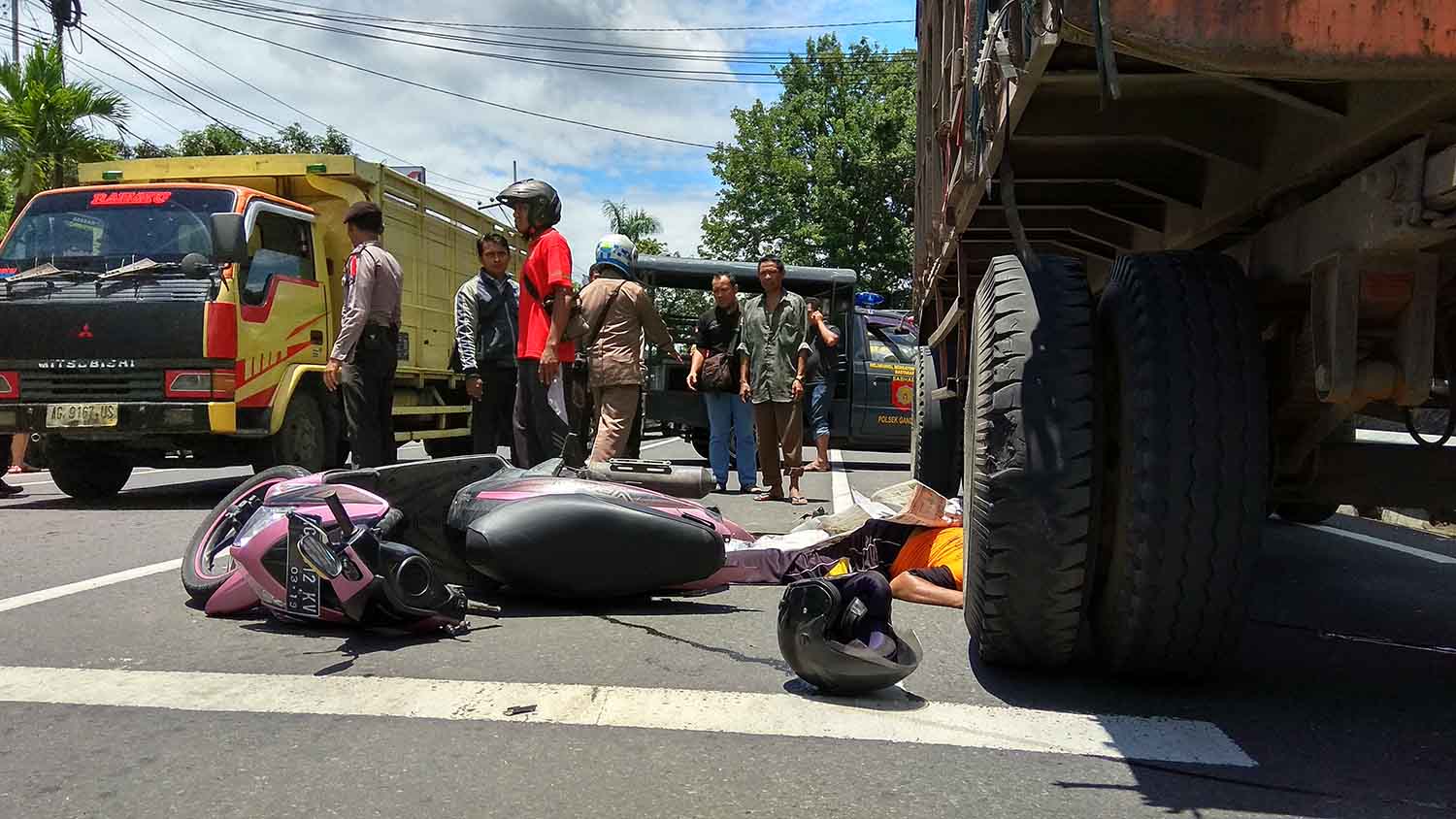 Salip Avanza, Pengendara Sepeda Motor Tewas Terserempet Truk