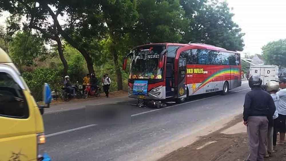 Lokasi kejadian bus menghantam pengendara motor di Madiun
