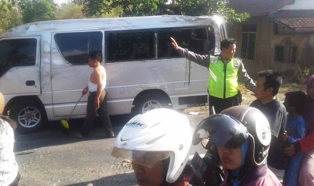 Minibus yang terguling di Ponorogo