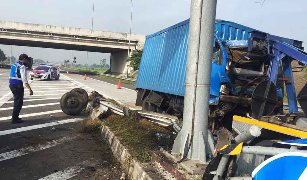 Kecelakaan di Tol Sumo, Truk Boks Tabrak Rambu Lalu Lintas
