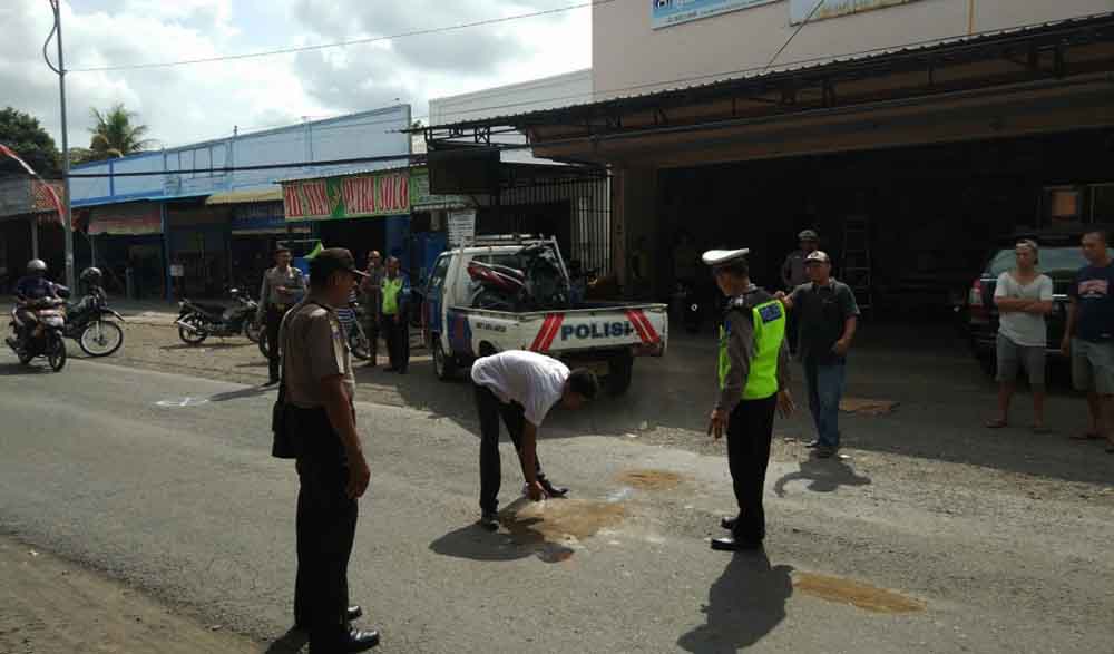 Petugas menlakukan olah TKP di lokasi kecelakaan