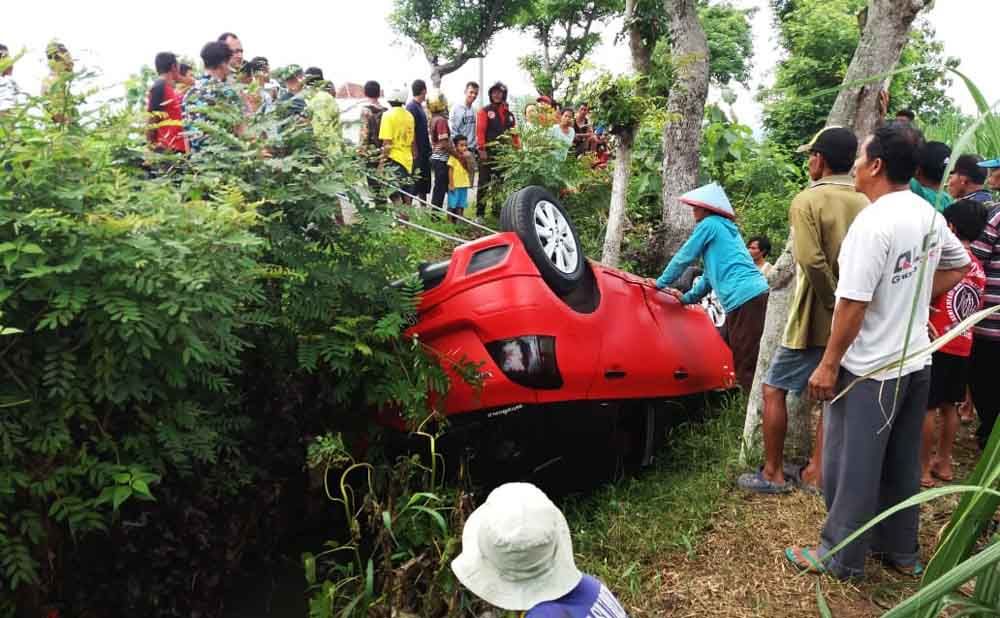 Tabrak Potongan Pohon, Toyota Yaris Terbalik Nyungsep ke Parit