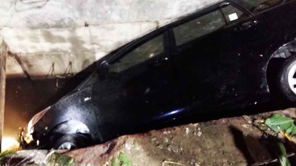 Mobil Innova Nyungsep di Taman Depan Tunjungan Plaza