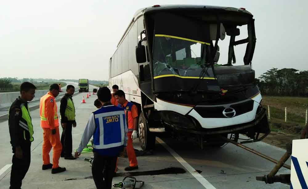 Bagian depan bus ringsek usai menabrak truk tangki