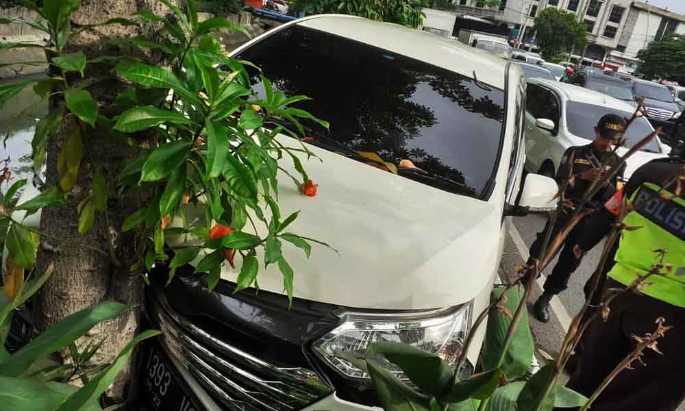 Daihatsu Xenia yang menabrak pohon 