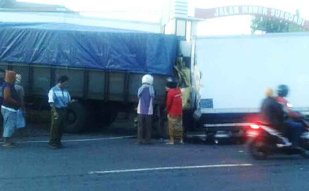 Kecelakaan Truk Vs Truk  di Probolinggo, 1 Orang Tewas Terjepit