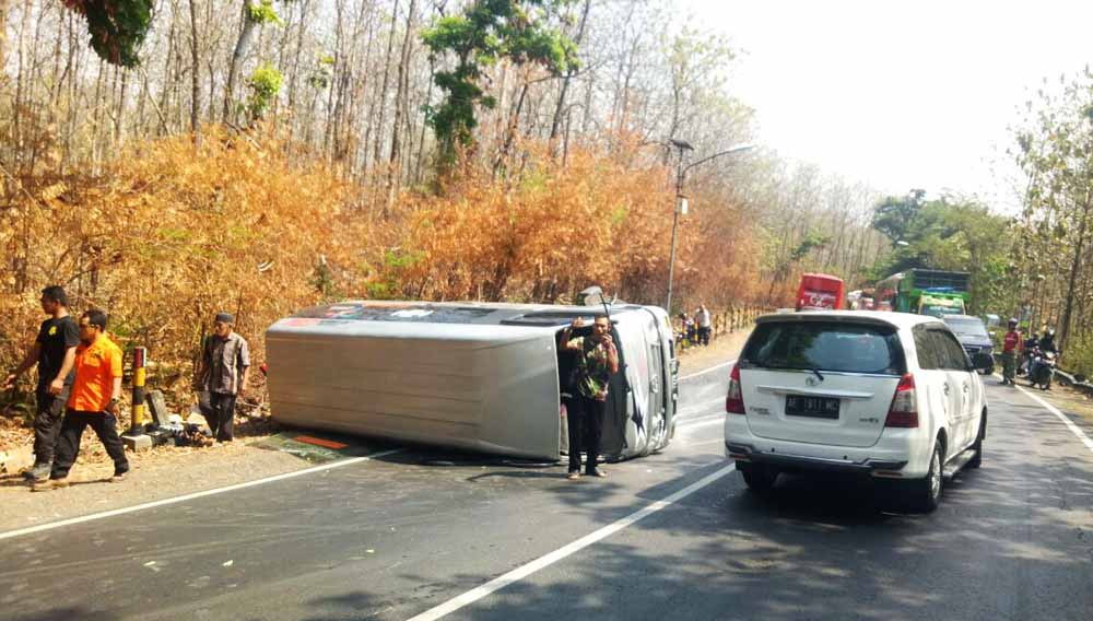 Minibus yang ditumpangi relawan asal solo terguling dan menutup sebagian jalan