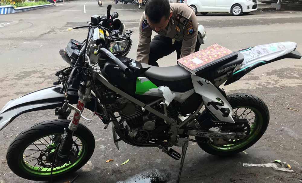 Diduga Serobot Lampu Merah, Biker Motor Trail Tewas Ditabrak Pikap