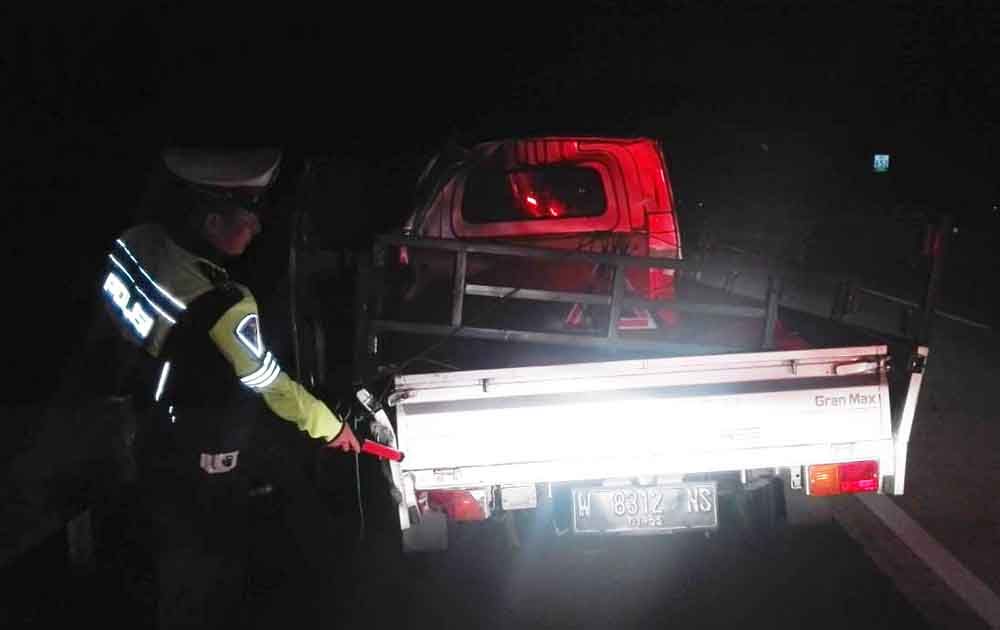 Evakuasi pikap yang menabrak guadril di Tol Nganjuk-Madiun
