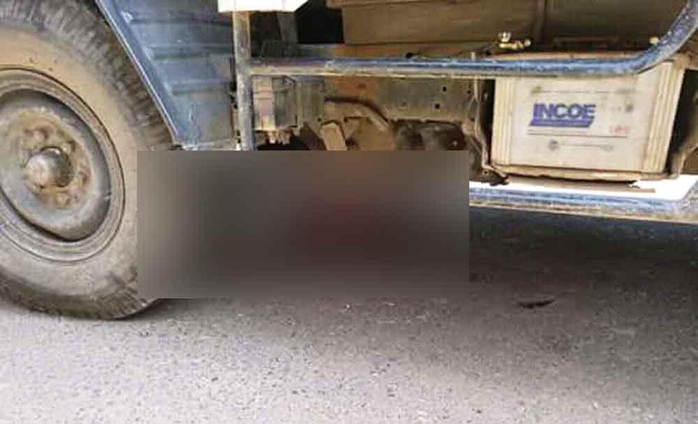 Korban masih berada di bawah truk