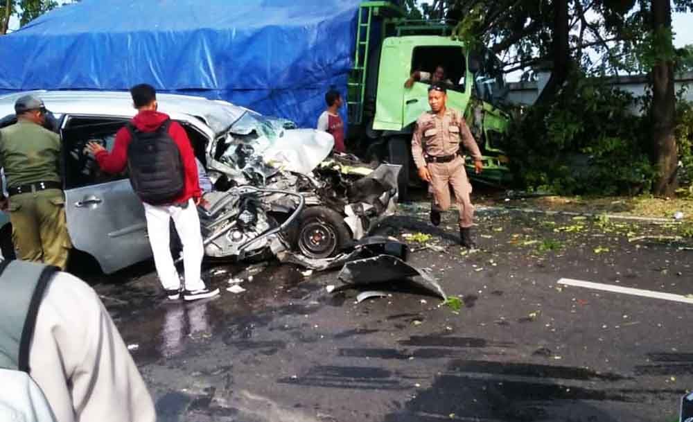 Kecelakaan Toyota Avanza Vs Truk di Bojonegoro, Pengemudi Terjepit