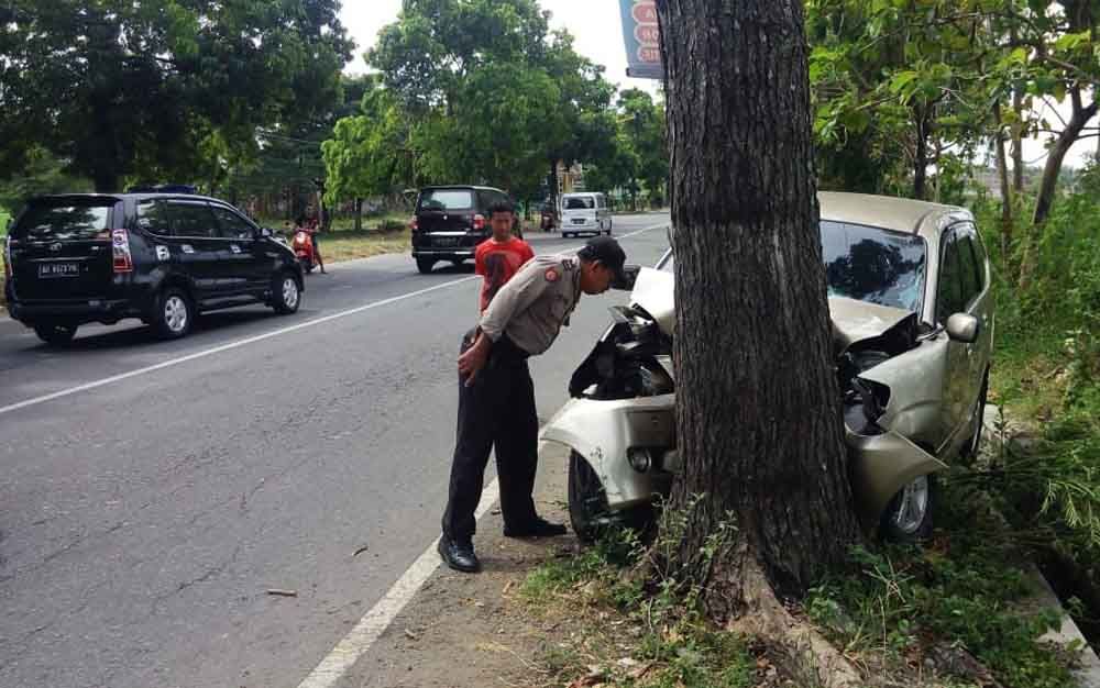 Evakuasi mobil menabrak pohon di Ponorogo