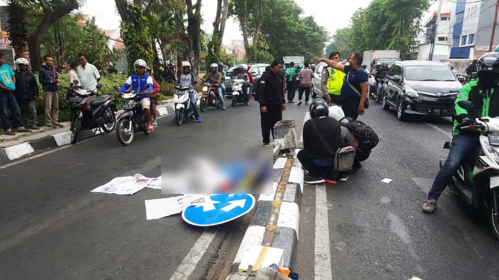 Pengendara motor tewas usai menabrak tiang rambu lalu lintas