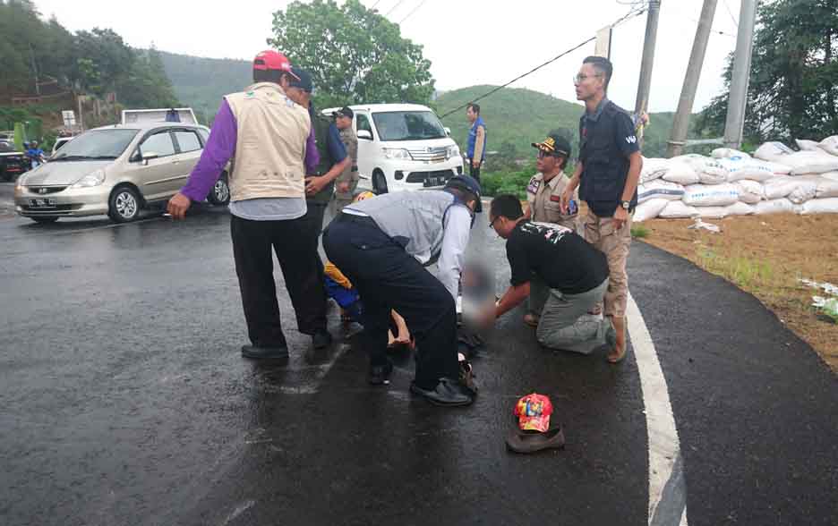 Warga mengevakuasi korban kecelakaan