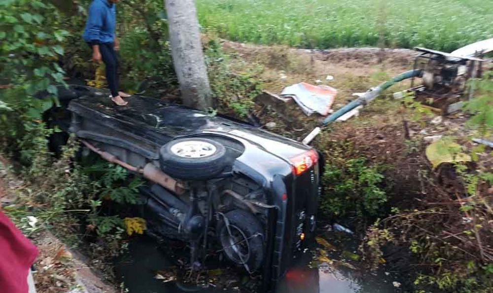 Mobil masuk parit di Ponorogo