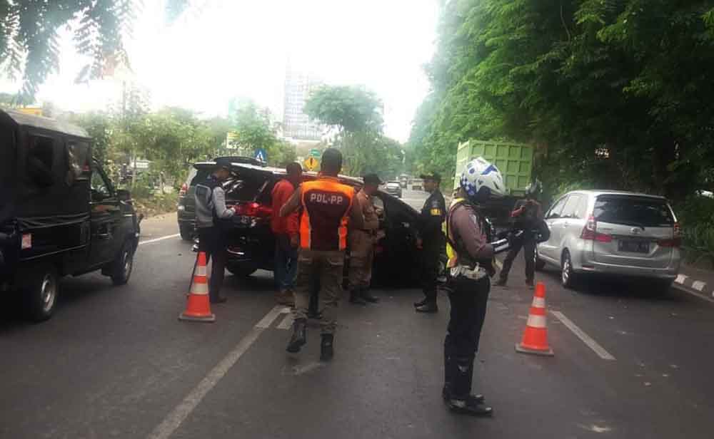 Evakuasi mobil yang terbalik di Jalan A Yani Surabaya