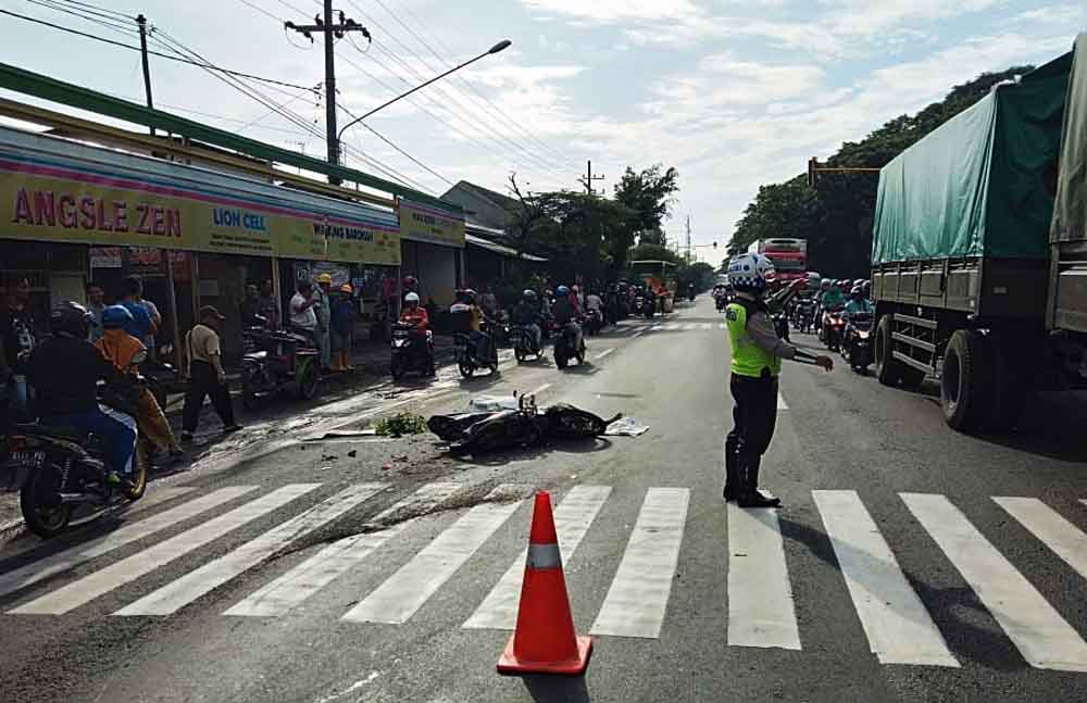 Tempat kejadian perkara bus tabrak pemotor di Pasuruan