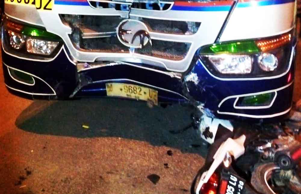 Motor korban tergeletak di bawah bus usai kecelakaan