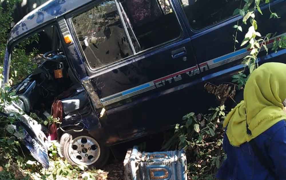 Mobil yang nyungsep ke selokan di Ponorogo