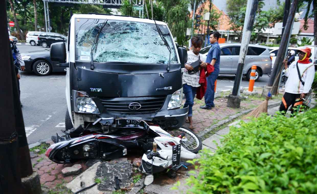 Motor dan mobil yang terlibat kecelakaan di Jalan Diponogoro, Surabaya. Foto-Foto: Arie Saputra